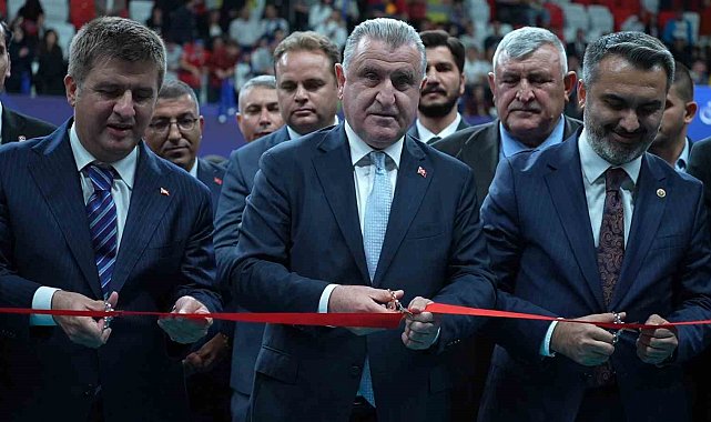 Gençlik ve Spor Bakanı Bak, Kırıkkale'de yeni spor salonunun açılışını yaptı