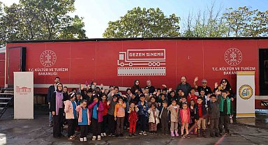 Gezen sinema tırı Düzce'de çocukları sinemayla buluşturdu
