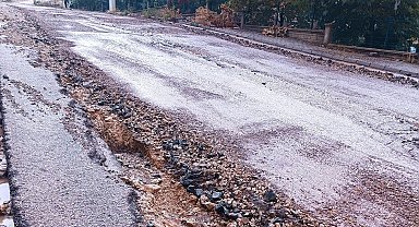 Gölbaşı'nda sel suları karayolunda hasara neden oldu