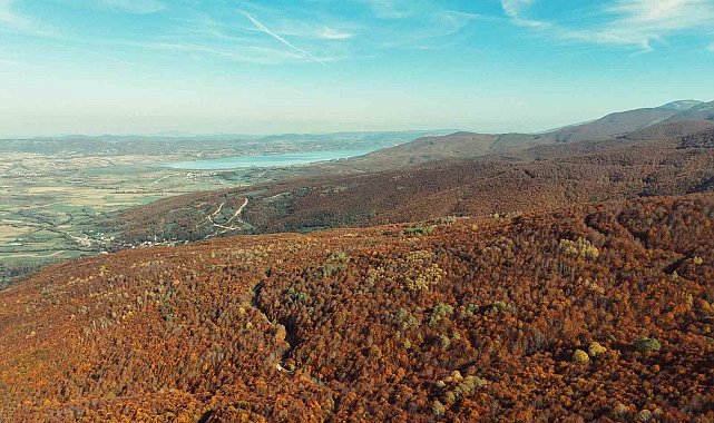 Gölün mavisi, sonbaharın renkleriyle buluştu