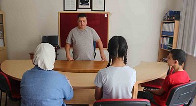 Görme engelli Hasan öğretmen, 20 yıldır öğrencilerine rehber oluyor
