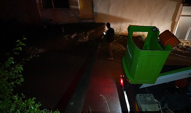 Gümüşhane'de elektrik direği 80 yaşındaki kadının evinin bahçesine devrildi