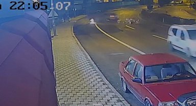 Gümüşhane'de karşı şeride geçen otomobil kaldırımda yürüyen kız öğrenciye çarptı