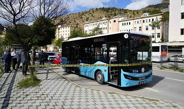 Gümüşhane'de otomobil durakta bekleyen otobüse çarptı: 2 yaralı