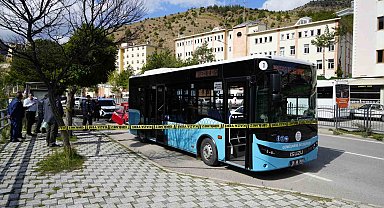 Gümüşhane'de otomobil durakta bekleyen otobüse çarptı: 2 yaralı