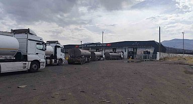 Habur'da tır şoförlerinden düzenli sevk sistemi talebi: "1000 lira ödüyoruz, parkta bekleyemiyoruz"