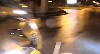 Hafif ticari araç ile motosiklet kavşakta çarpıştı