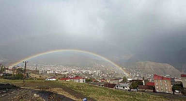 Hakkari'de gökkuşağı görsel şölen oluşturdu