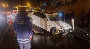 Hakkari'de otomobil tabelaya çarptı: 1 yaralı