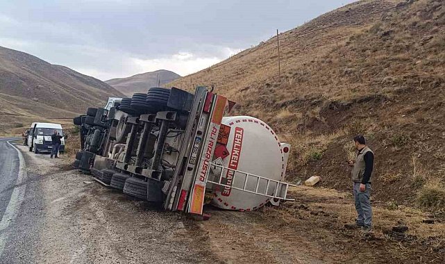 Hakkari'de virajı alamayan tanker devrildi