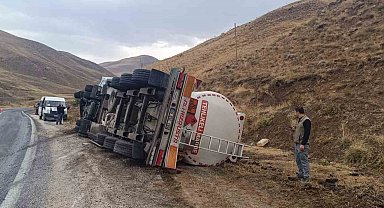 Hakkari'de virajı alamayan tanker devrildi