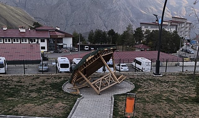 Hakkari'de yeni yapılan kamelyaya zarar verdiler