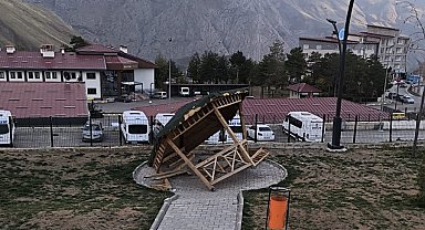 Hakkari'de yeni yapılan kamelyaya zarar verdiler