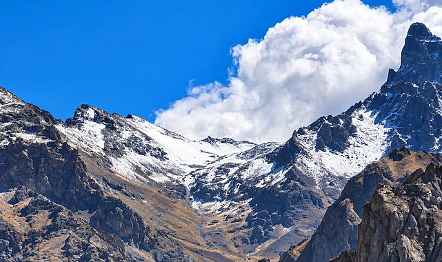 Hakkari'de yüksek kesimler beyaza büründü