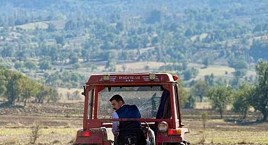 Hamamözü Kaymakamı Arslan traktörle tarla sürdü