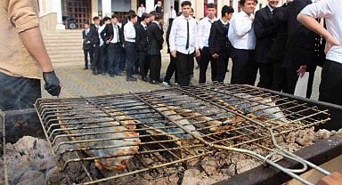 Hamsi olmayınca balık şenliğinde palamut ikram edildi