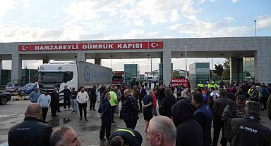 Hamzabeyli'de tır şoförleri sınır kapısının giriş ve çıkışını kapattı