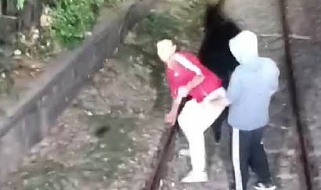 Hareket halindeki trenin önünü kestiler, içeri alınmayınca treni taşladılar