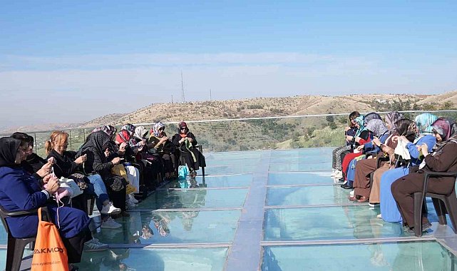 Harput Cam Seyir Terası'nda manzara eşliğinde örgü keyfi