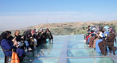 Harput Cam Seyir Terası'nda manzara eşliğinde örgü keyfi