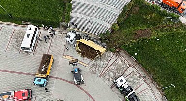 Hasdal yolunda bariyerlere çarpan hafriyat kamyonu, İSKİ önünde iki araca çarpıp otoparka düştü