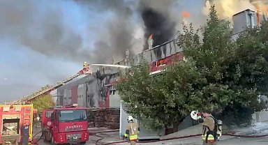 Hatay'da mobilya fabrikası alevlere teslim oldu