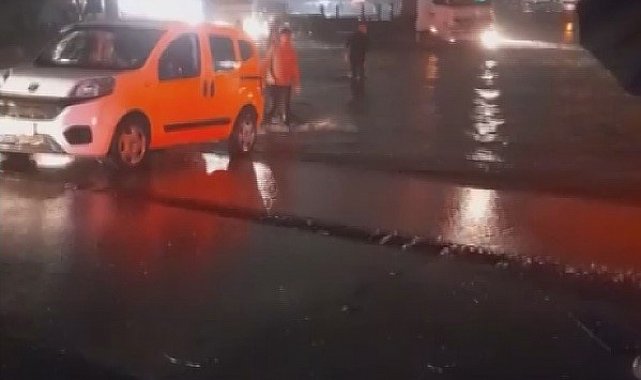 Hatay'da sağanak yağış yolları ve caddeleri göle çevirdi