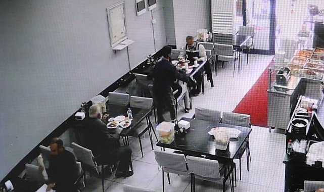 Heimlich manevrası ile hayata tutunan yaşlı adam, yemeğe devam etti