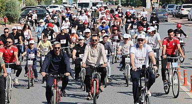 Hekimler, bisiklet turunda pedal çevirdi