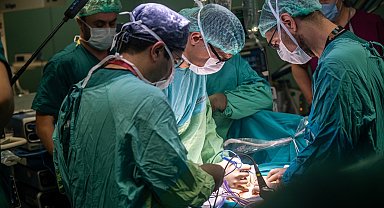 Henüz doğmamış bebeklere anne karnında operasyon gerçekleştirildi