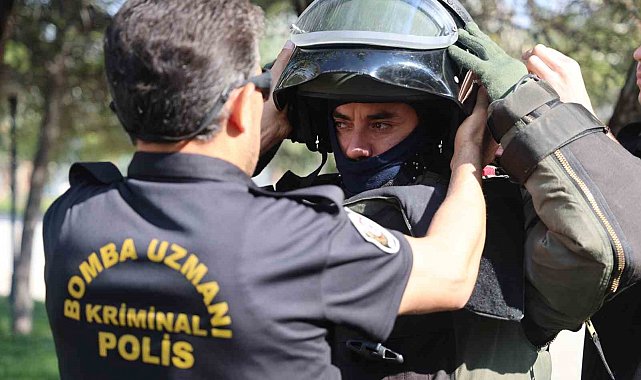 Herkesin uzaklaştığı şüpheli paketlere onlar hayatlarını ortaya koyarak yaklaşıyor