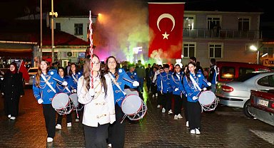 Hisarcık'ta Cumhuriyet coşkusu fener alayı ve konserle devam etti