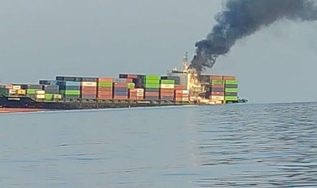 Hürmüz Boğazı'nda mayına çarpan konteyner gemisi battı