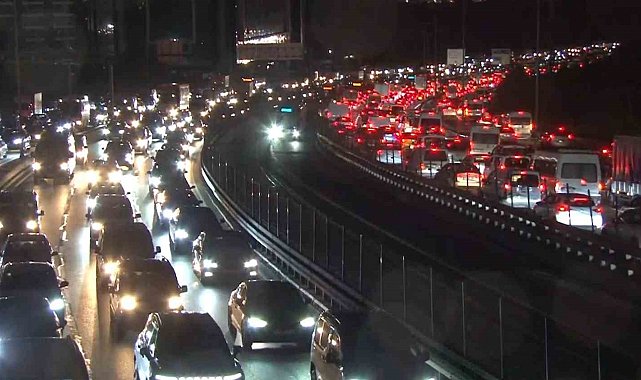 İBB Yol Bakım ve Onarım Dairesi tarafından iş çıkışı E5'te yol çalışması tepkilere neden oluyor