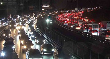 İBB Yol Bakım ve Onarım Dairesi tarafından iş çıkışı E5'te yol çalışması tepkilere neden oluyor