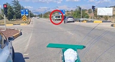İçinde cenaze bulunan tabut, seyir halindeki cenaze nakil aracından yola düştü