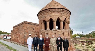 İçişleri Bakan Yardımcısı Kübra Güran Yiğitbaşı, Ahlat'ın tarihi mekanlarına ziyaret etti