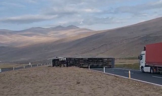 Iğdır-Doğubayazıt karayolunda tır devrildi, yol ulaşıma kapandı