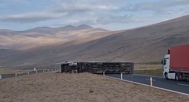 Iğdır-Doğubayazıt karayolunda tır devrildi, yol ulaşıma kapandı