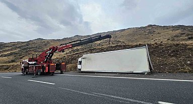 Iğdır-Doğubayazıt yolunda araç devrildi: Yol trafiğe kapandı