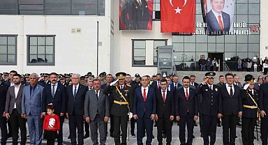 Iğdır'da 29 Ekim Cumhuriyet Bayramı kutlamaları çelenk sunma töreniyle başladı