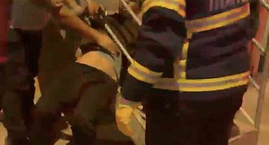 Iğdır'da merdiven korkuluklarına sıkışan vatandaşı itfaiye kurtardı
