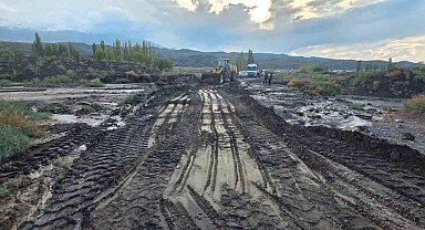 Iğdır'da şiddetli yağışın zarar verdiği köy yollarında çalışma başlatıldı