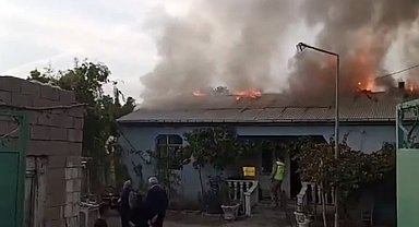 Iğdır'da yangında bir ev kullanılamaz hale geldi
