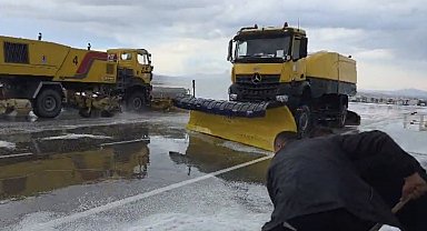 Iğdır'da yoğun dolu yağışı sonrası havalimanı pisti yeniden uçuşlara hazır hale getirildi
