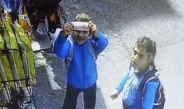 İki öğrencinin örnek davranışını kamera böyle görüntüledi