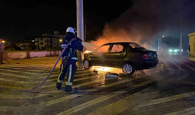 İki otomobil çarpıştı, elektrik direğine çarpan otomobil alev alev yandı: 2 yaralı