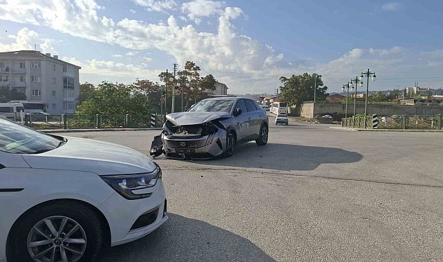 İki sokak kesişimindeki trafik kazası maddi hasarla atlatıldı