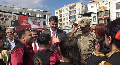 İl Jandarma Komutanını görünce asker selamı verdiler