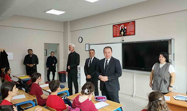 İl Milli Eğitim Müdürü Keskin, öğrencilerle bayrak töreninde buluştu